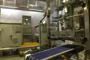 FORM-FILL-SEAL PACKAGING MACHINE