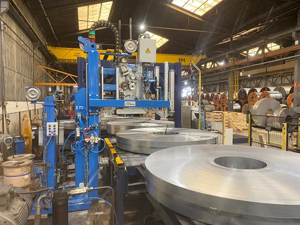 STRAPPING MACHINE FOR THE RADIAL STRAPPING OF COILS