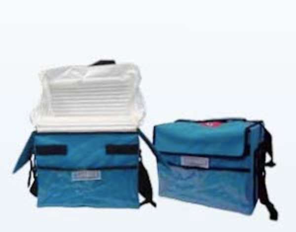 Cooler box with inflatable thermal insulating liner