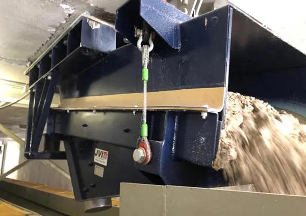 LARGE FEEDERS